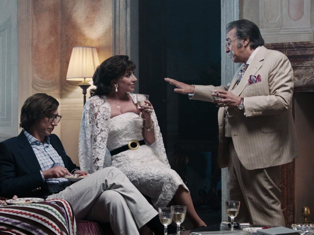 Adam Driver, Lady Gaga e Al Pacino conversando em cena do filme Casa Gucci