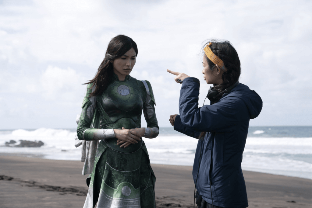 Gemma Chan e Chloé Zhao em gravação de Eternos